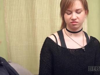 DEBT4k. Милая девушка скачет на большом члене, потому что не платит за айфон