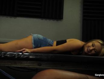 Братти-панк-крошка наслаждается трахом из сливок с чудовищным членом