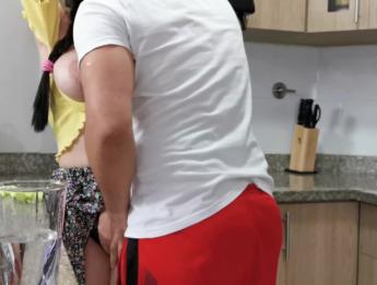 Jefe folla con su empleada del servicio y es pillado por su esposa