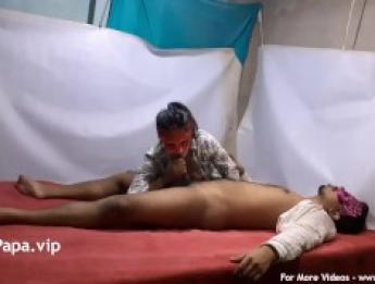 Возбужденный любовник занимается любовью в безопасном месте