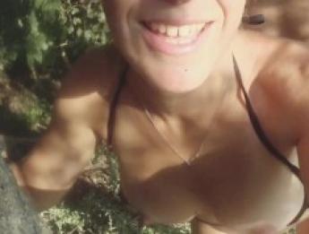 Un inconnu me défonce dans la forêt, je joue la salope, j&#039;avale tout.