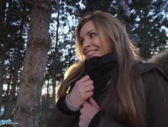 Публичный агент, горячая блондинка трахает незнакомца за деньги