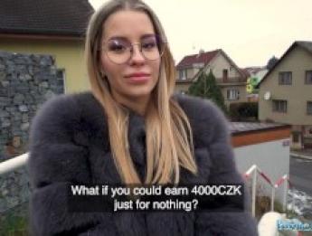 Public Agent Женщина в очках занимается сексом с фотографом в его студии